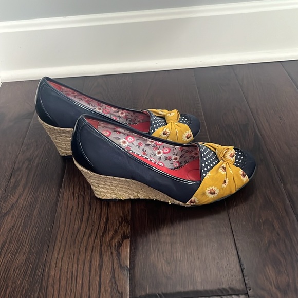 Poetic License London blue polka dot with yellow floral bow wedge shoes 8.5 - Picture 4 of 16